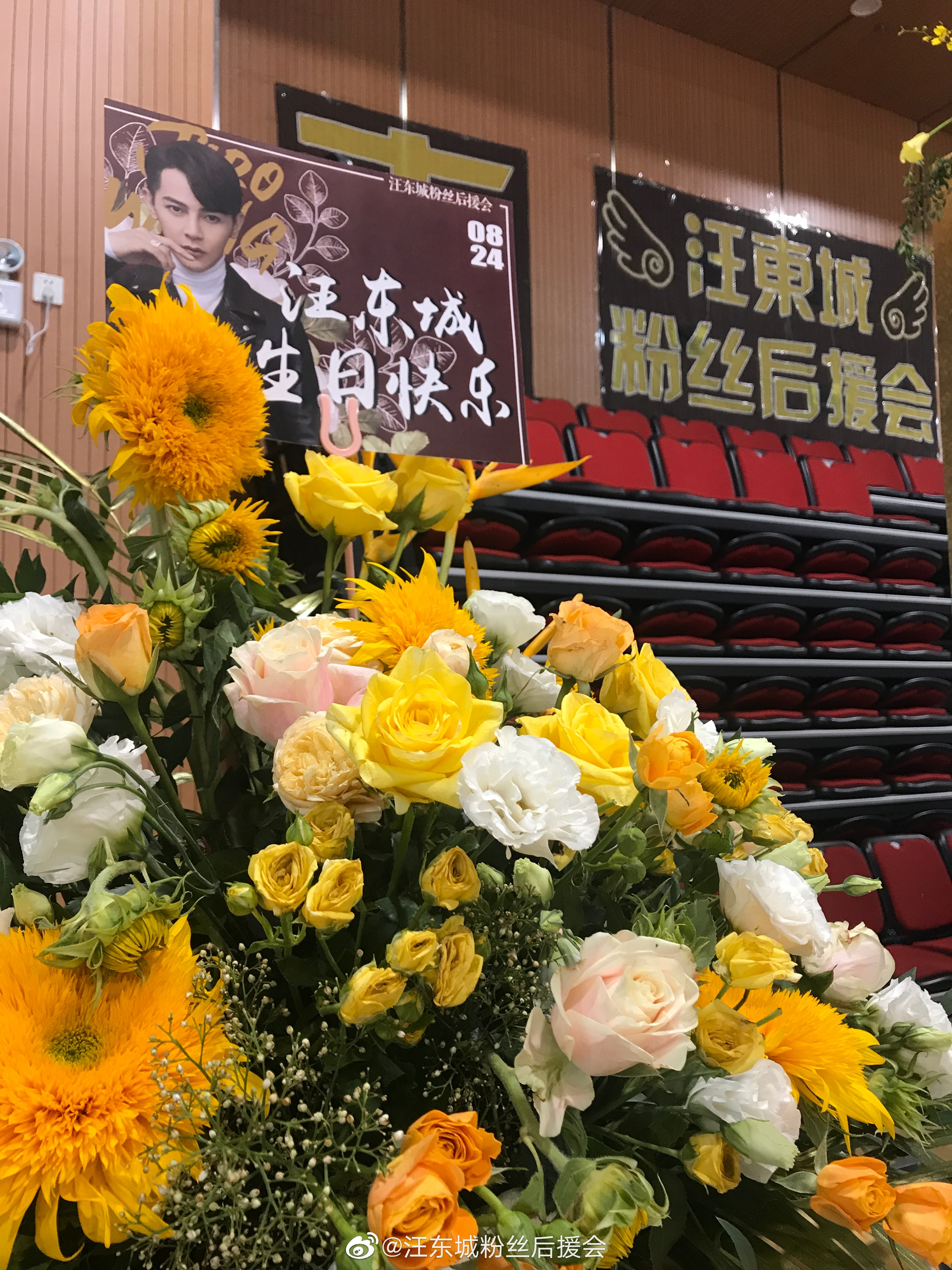 爱游戏中国-包含蒂姆重返赛场，险胜首场状态出色，中国队观众沸腾！观众掌声雷动的词条
